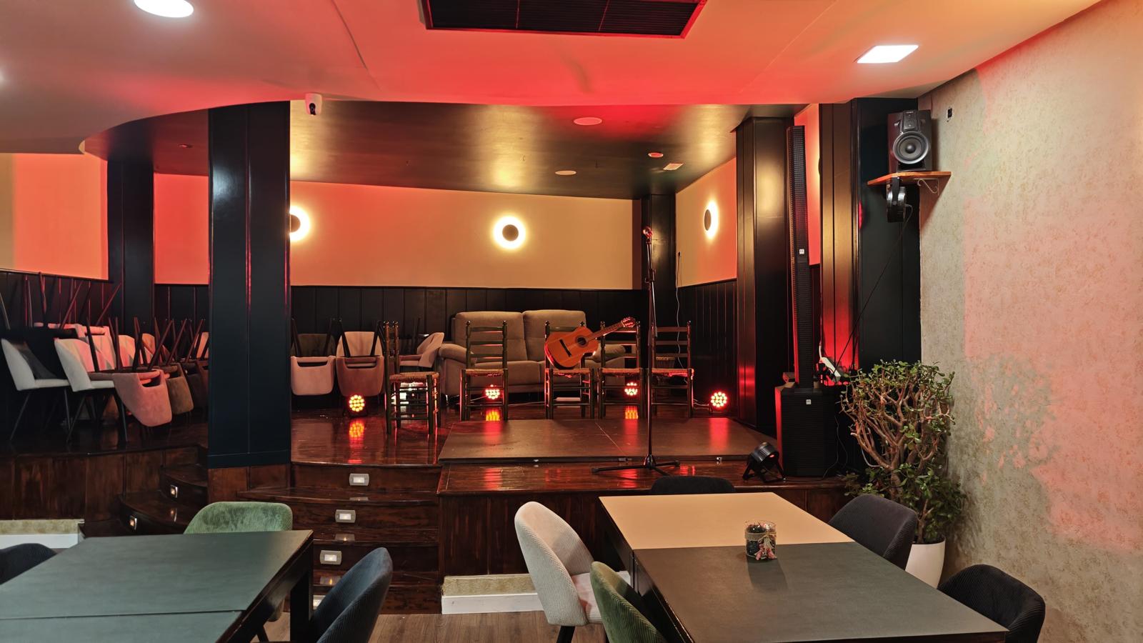 La sala de SomiArt con el escenario listo, antes de un show