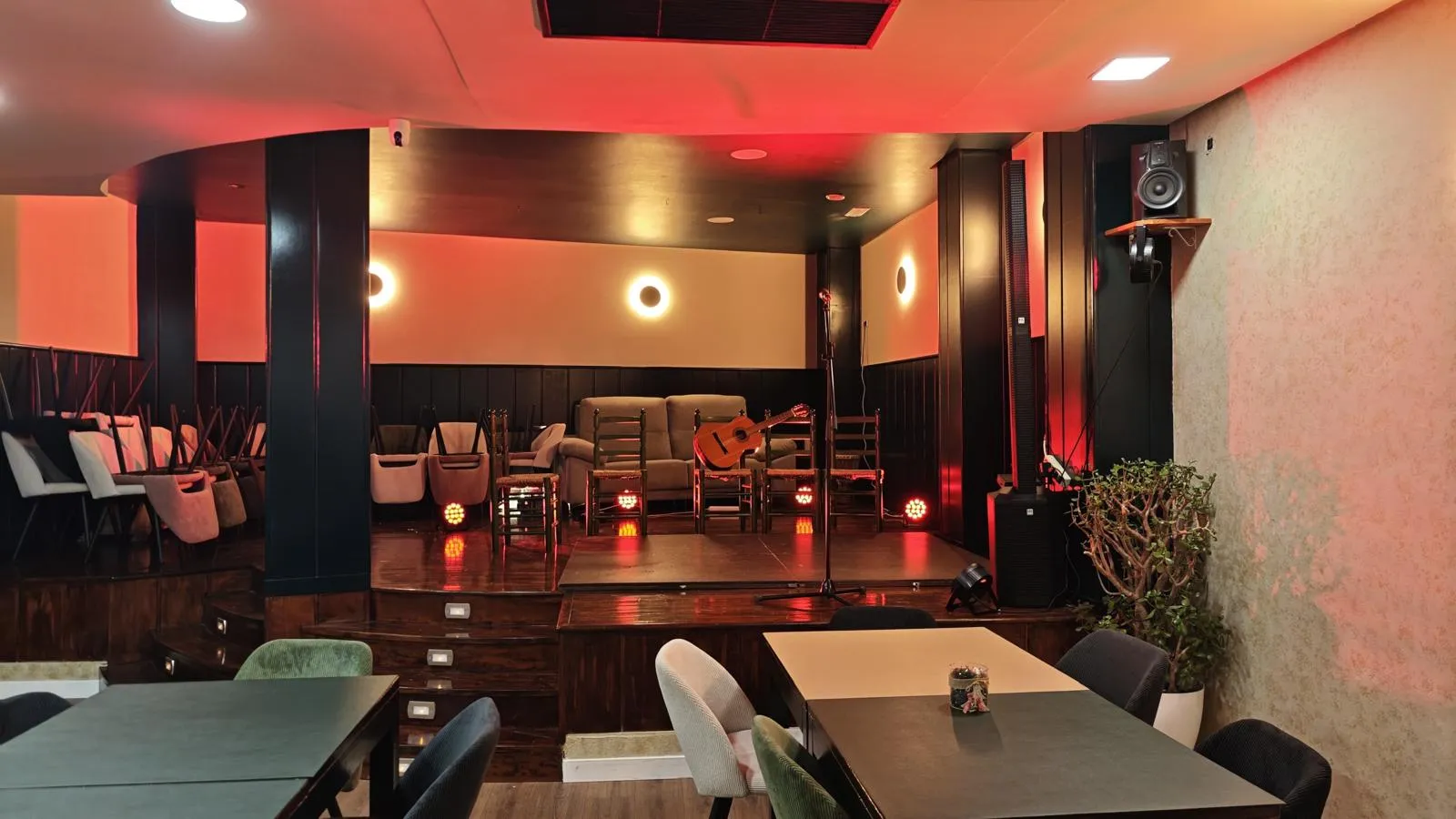 La sala de SomiArt con el escenario listo, antes de un show